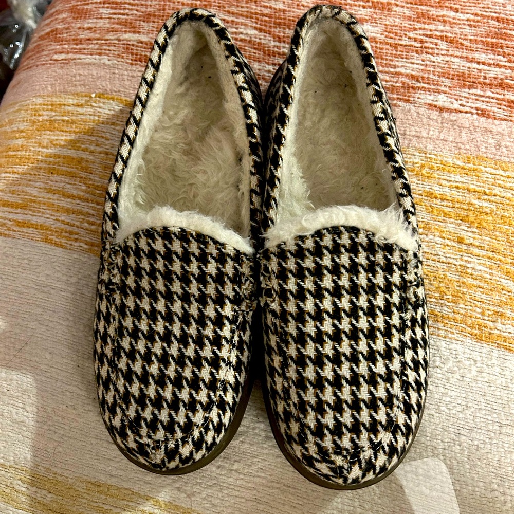 Vionic pounds tooth slippers with rubber bottom